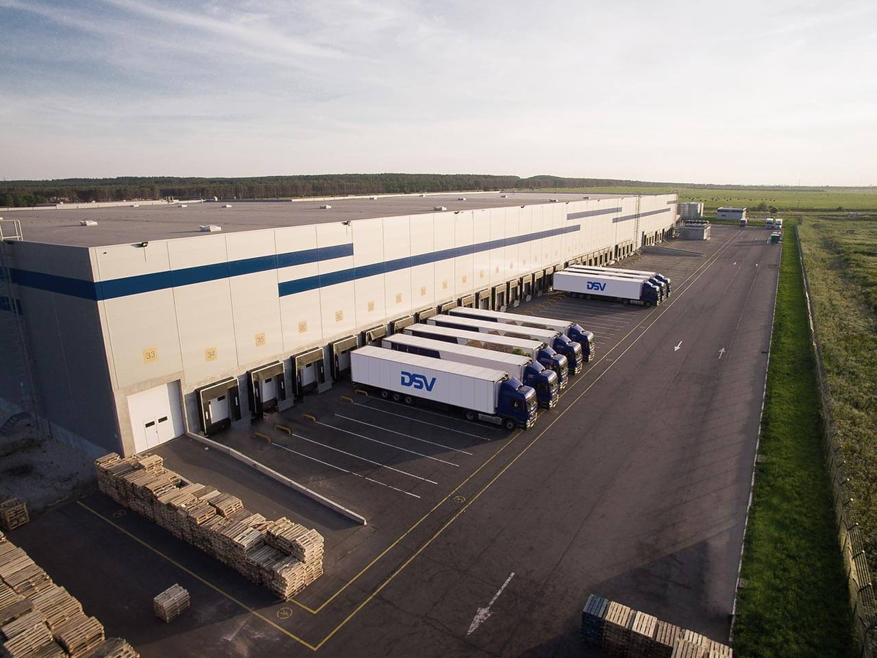 DSV terminaali ja trailereita lastaamassa